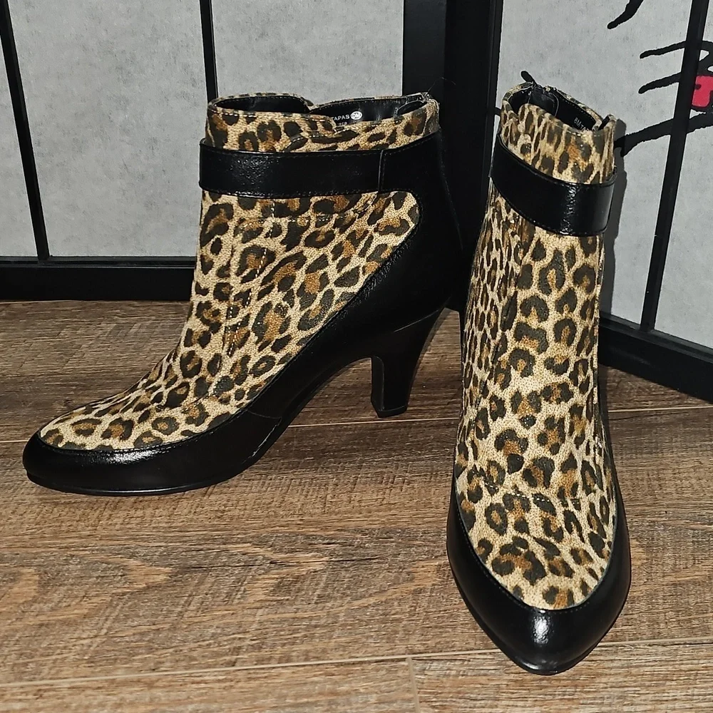 AEROSOLES Leopard Print Zippered Ankle Booties Size 8